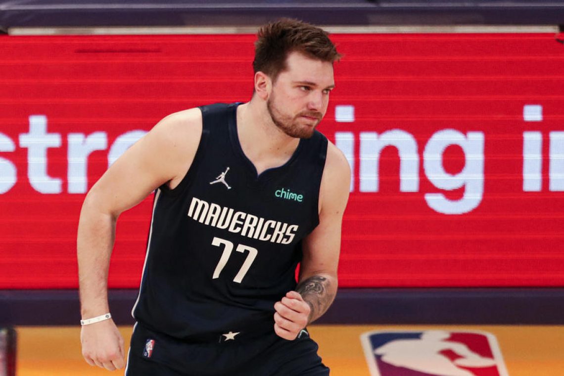 Dallas z Dončićem znižal zaostanek v dvoboju s Phoenixom