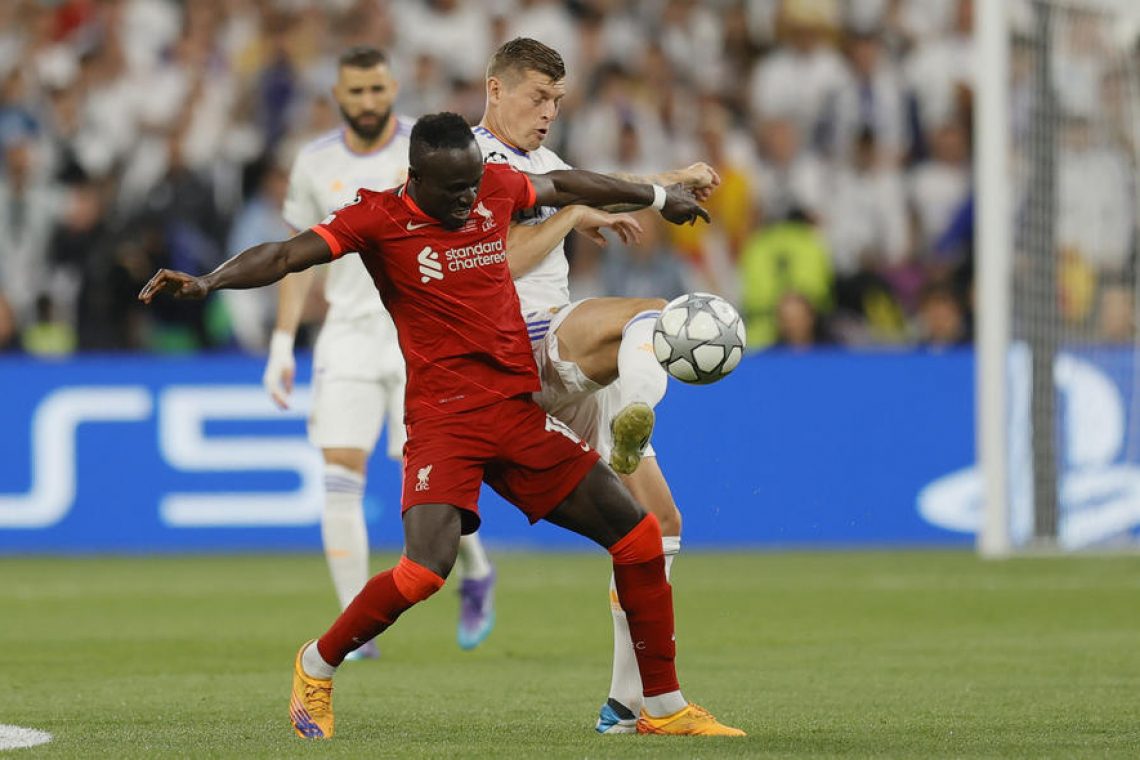 Mane opravil zdravniški pregled v Münchnu in poziral v majici Bayerna