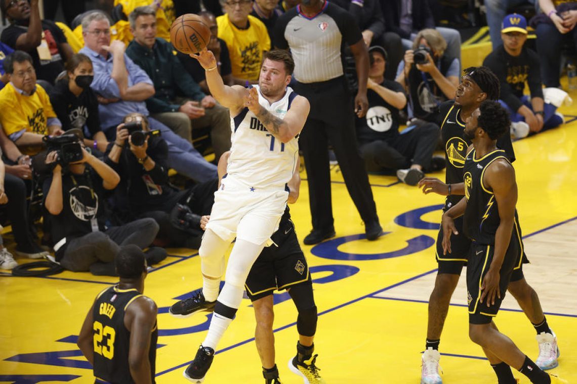 Luka Dončić in Goran Dragić se bosta ob 17. uri predstavila še v Stockholmu