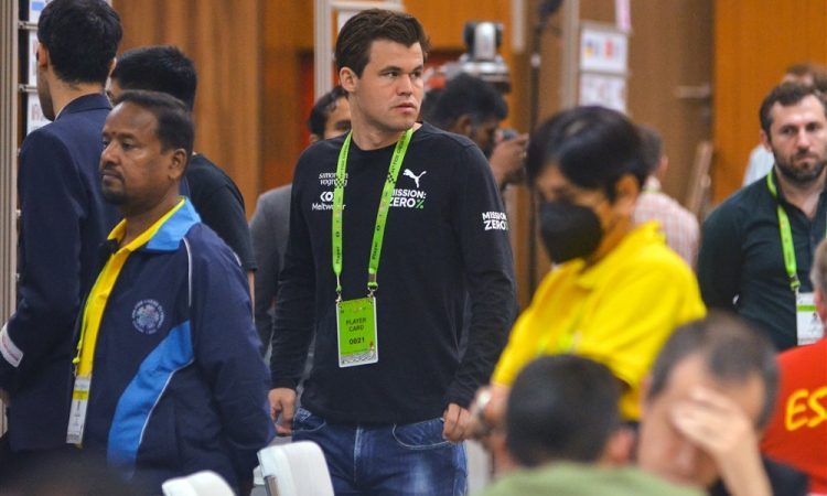 Carlsen v trenirki zamudil na dvoboj