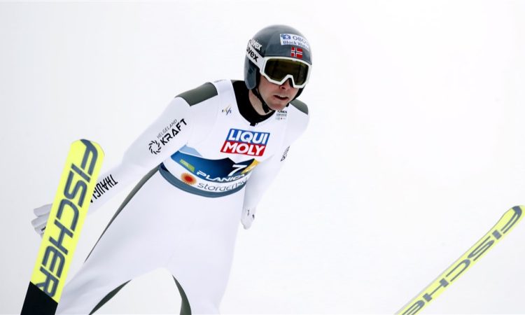 Norveška po skokih v vodstvu mešane ekipne tekme, Slovenija sedma