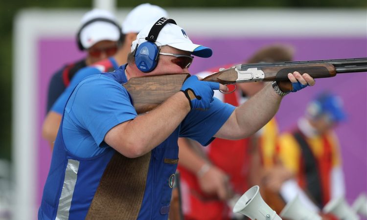 Boštjan Maček prvi dan v Dohi zadel 71 letečih tarč