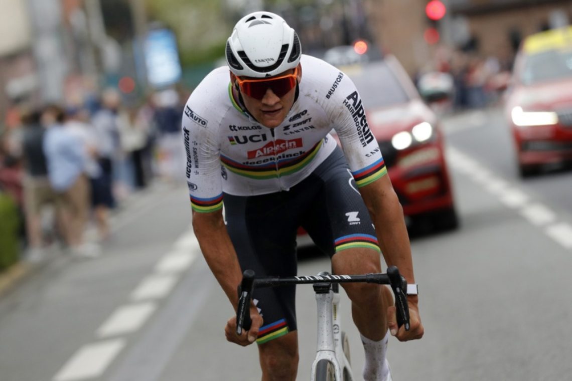 Van der Poel kot svetovni prvak slavil na Pariz - Roubaixu