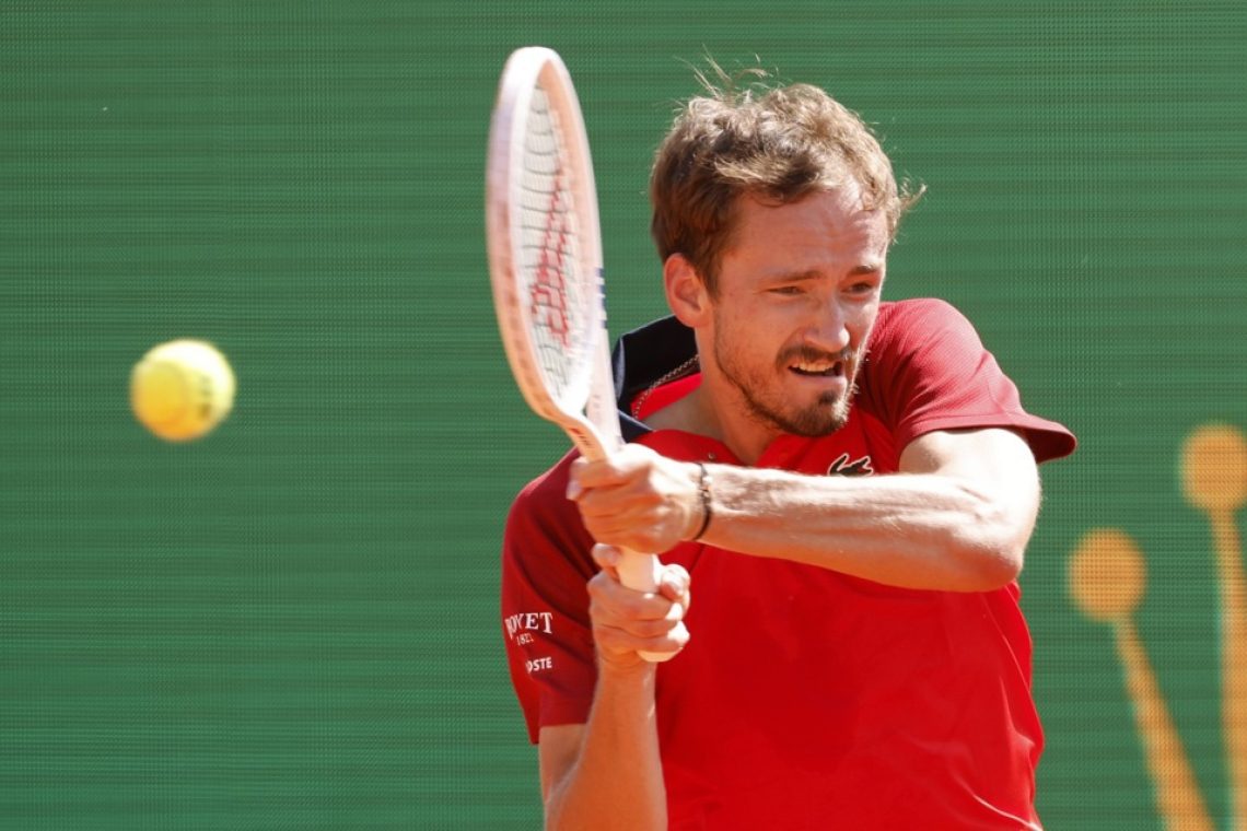 Živčni Medvedjev izpadel v tretjem krogu Monte Carla