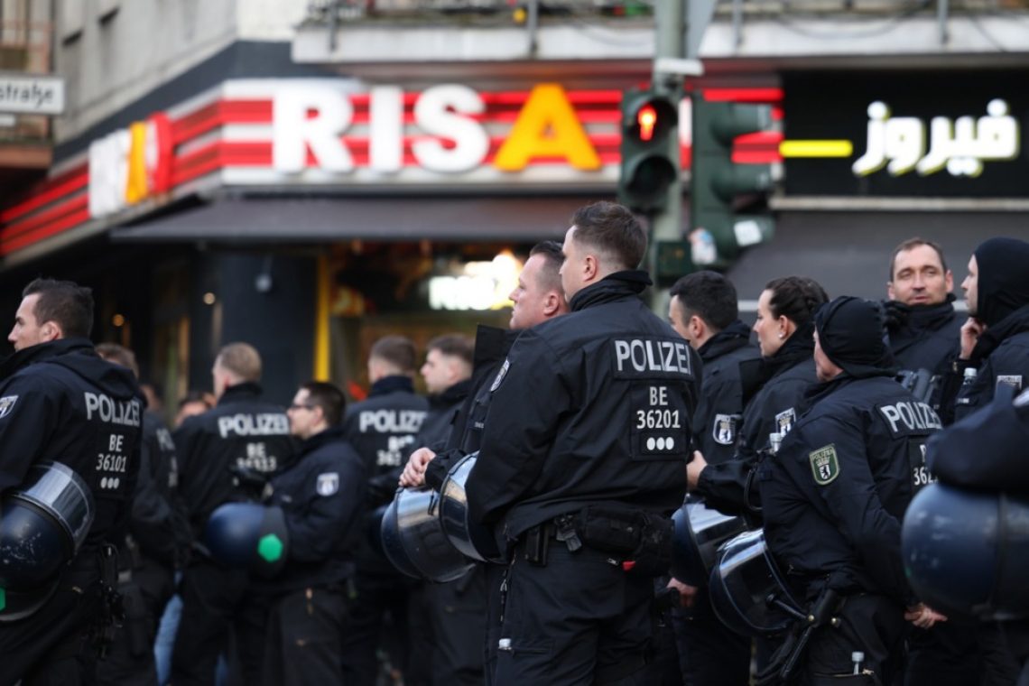 Na nogometni tekmi v Berlinu ranjenih 155 policistov