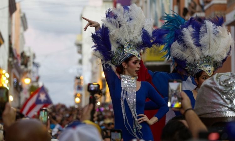 Gledališki festival v Čilu navdušil z velikansko lutkovno predstavo