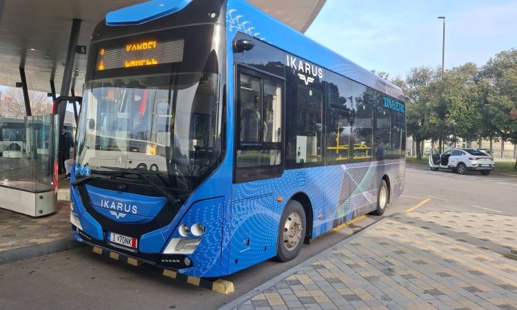 V Kopru preizkušajo električni avtobus Ikarus 80e