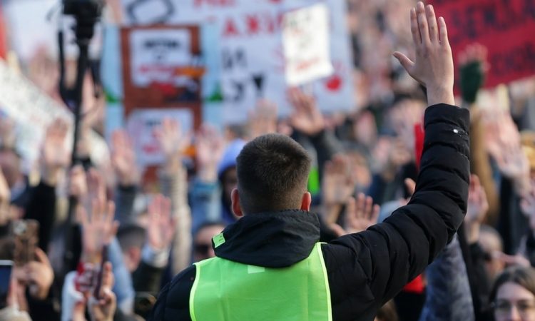 PEN opozarja na pritiske na kritične glasove v Srbiji