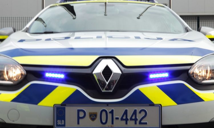 Voznik pod vplivom drog bežal policiji in končal v sodnem priporu
