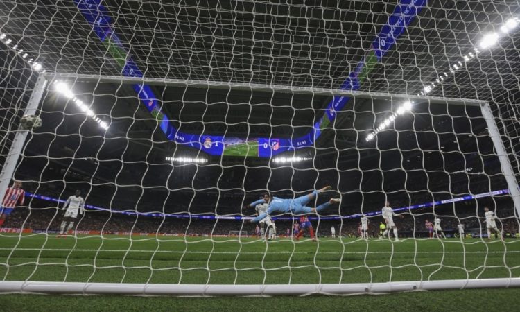 Uefa za pogovore z drugimi odločevalci o dodatku k pravilu dvojnega dotika