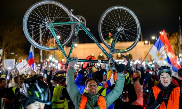 Srbski študenti s kolesarjenjem do Strasbourga opozorili na razmere v Srbiji