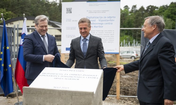 Podatkovni center simbol novega obdobja