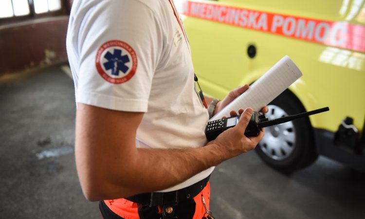 Na cesti pri Kobaridu huje poškodovan avstrijski kolesar