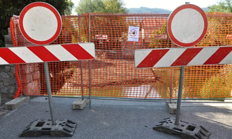 V Šmarjah občasne zapore cest zaradi gradnje telovadnice