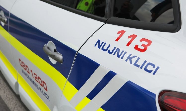 V prometni nesreči pri Šentjerneju umrl 23-letni voznik