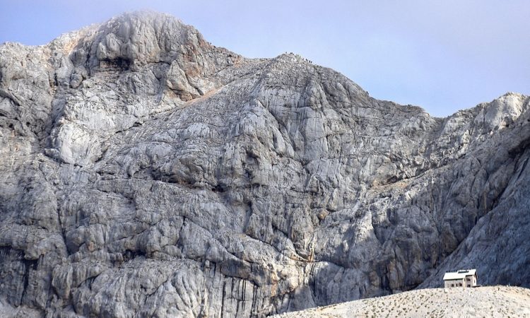 Pogrešanega poljskega planinca pod Triglavom našli mrtvega