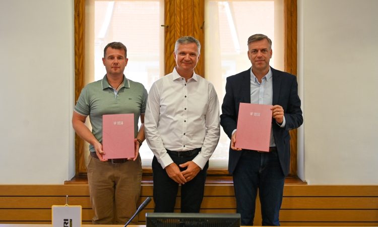 V Novem mestu podpisali pogodbo za pločnik med Zajčjim Vrhom in Dolžem