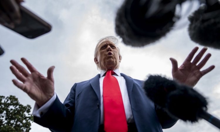 Trump v Londonu s pohvalami odnosov, na Otoku aretirani protestniki