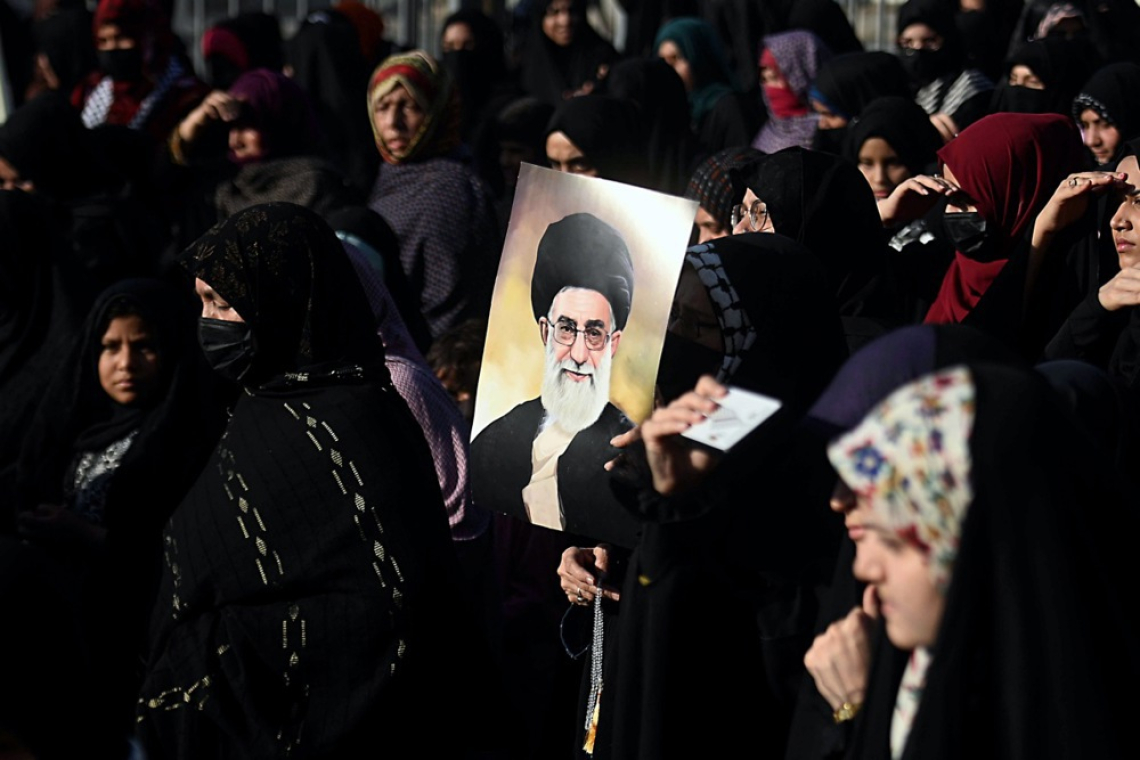 Napadi na Iran pretresli trge, v ospredju Ormuzska ožina