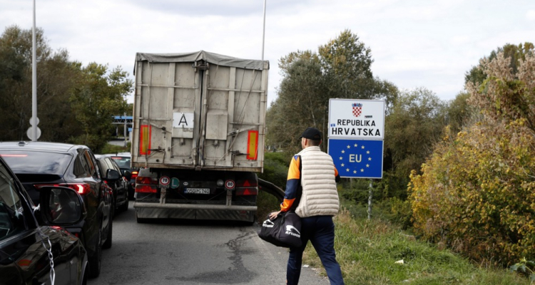 V BiH zaradi zrušenja dela mostu zaprli mejni prehod Gradiška