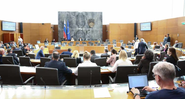 Mandatarsko sejo spremljali protesti na Trgu republike