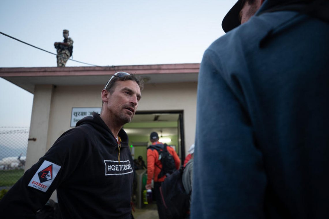Britanski alpinist in gorski vodnik Kenton Cool se je že 16. povzpel na vrh Mount Everesta