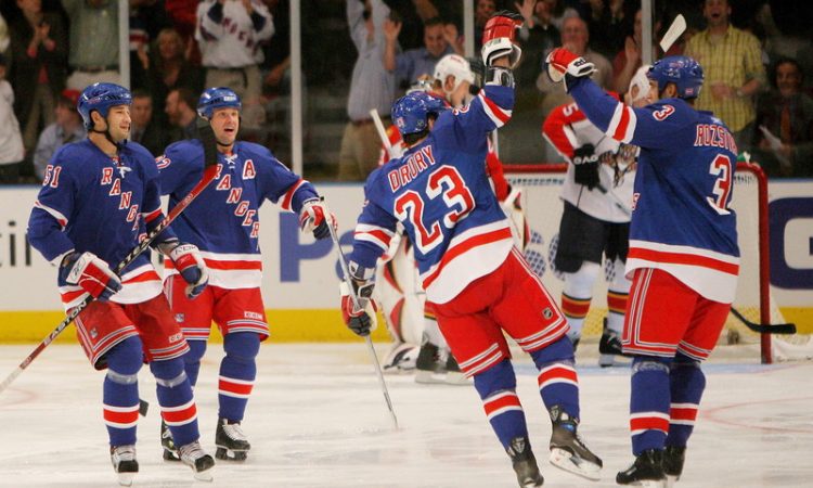 Branilci naslova prvaka lige NHL povedli z 2:0 v zmagah