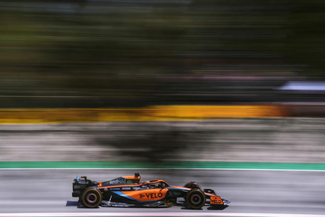 McLaren v čast Ayrtona Senne na vse svoje dirkalnike dodal njegov logotip