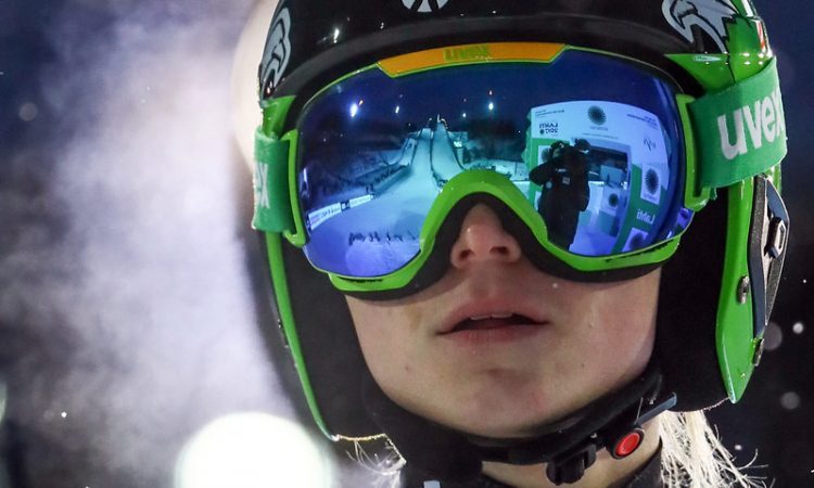 Špela Rogelj v vlogi kontrolorke opreme