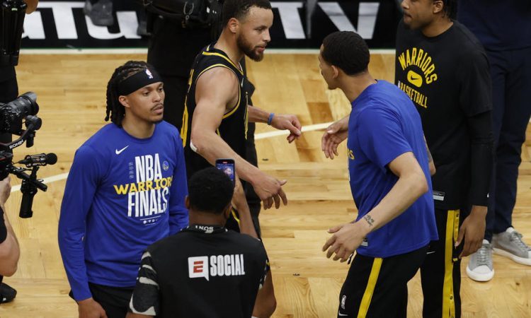 Golden State na krilih izjemnega Curryja do izenačenja na 2:2