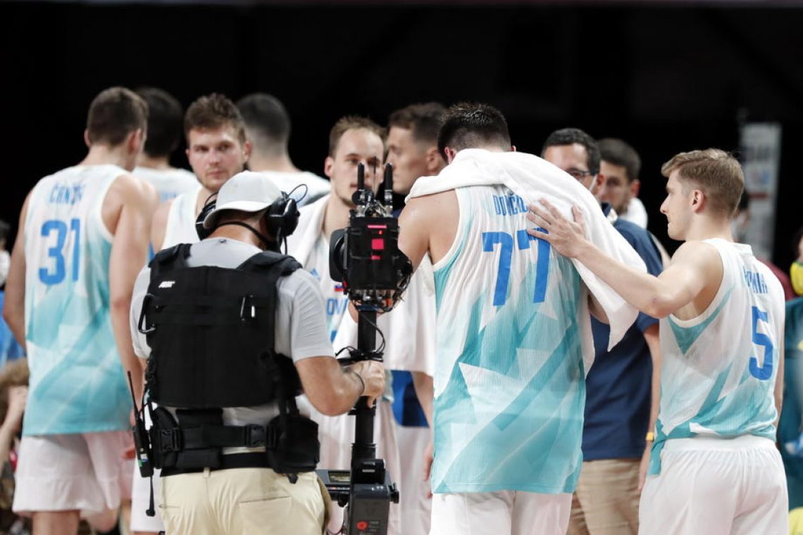 Slovenija pred polnimi Stožicami nadigrala Hrvaško 
