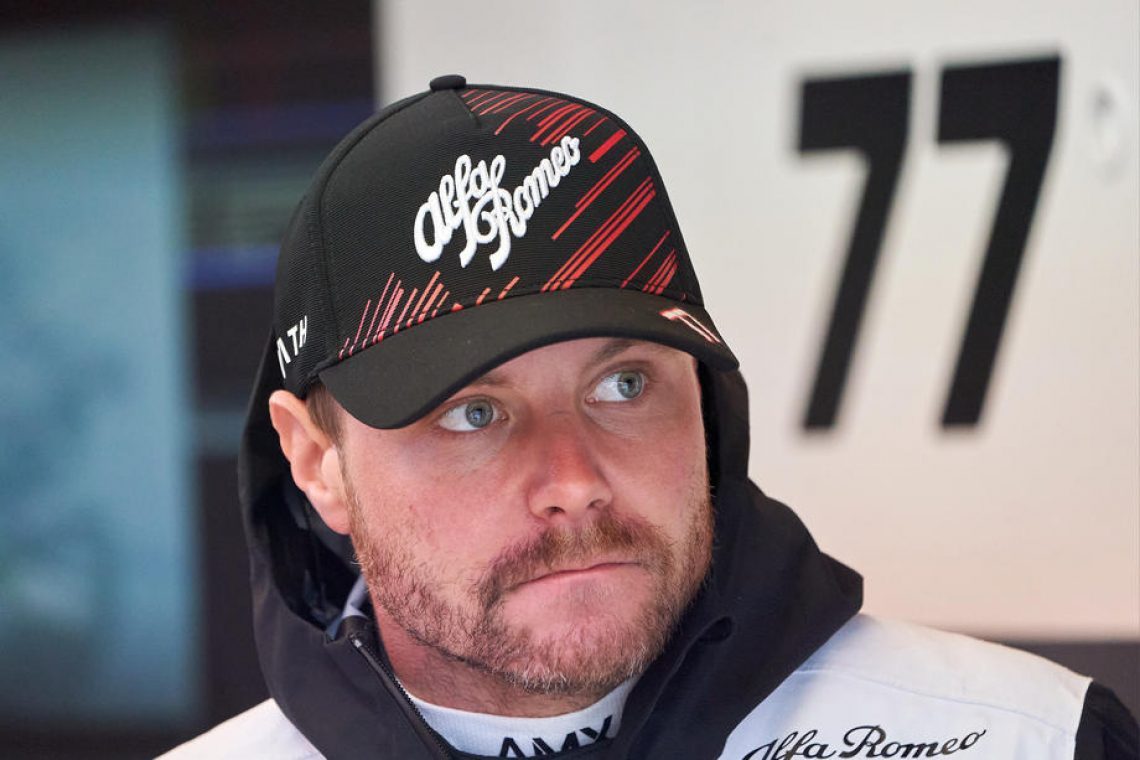 Bottas najhitrejši na deževnem prvem treningu