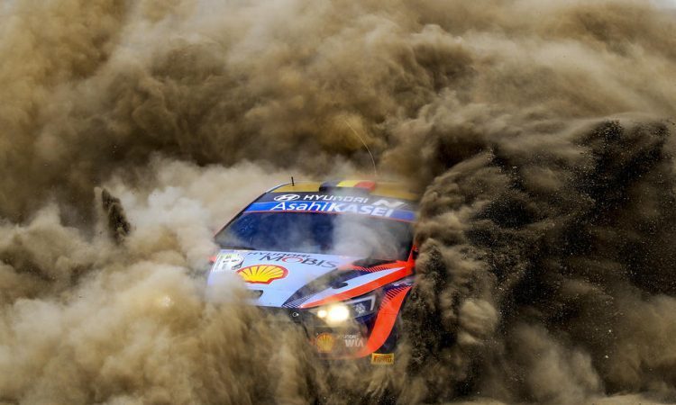 Neuville vodi po prvem dnevu v Belgiji, Rovanperä odstopil