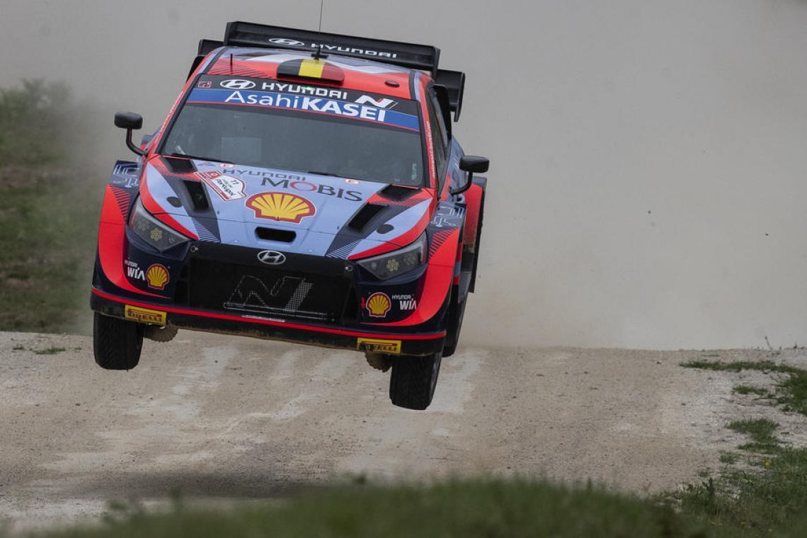 Neuville vodi na domačem reliju, Rovanperä spet v akciji