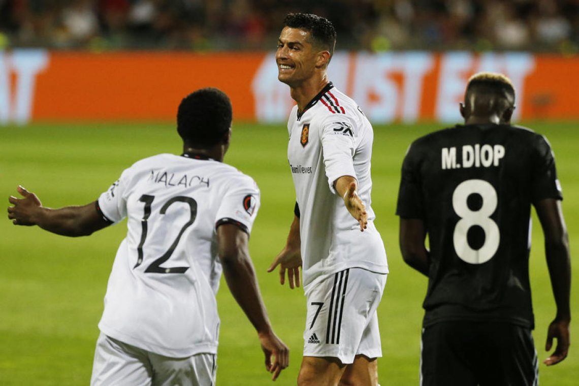Manchester United z izgubo in rekordnimi plačami