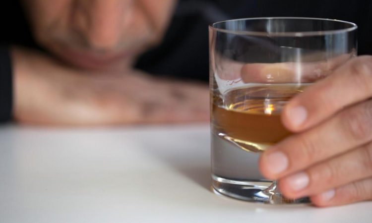 Med vožnjo po Novem mestu opit trčil v štiri avtomobile
