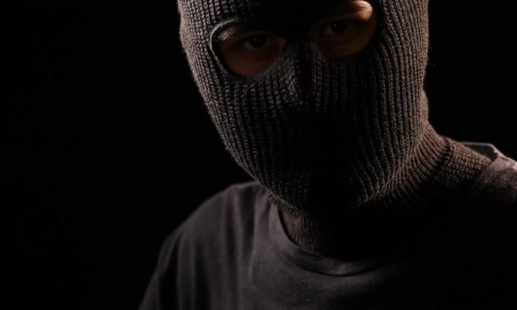 Velenjčan v hiši zalotil neznanca, policija pri iskanju prosi za pomoč
