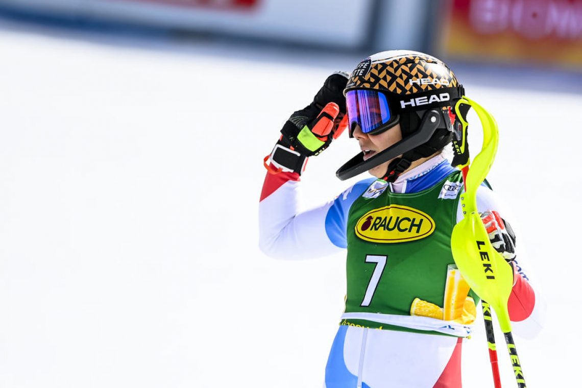 Wendy Holdener z alpskimi smučmi preko skakalnice v Einsiedelnu