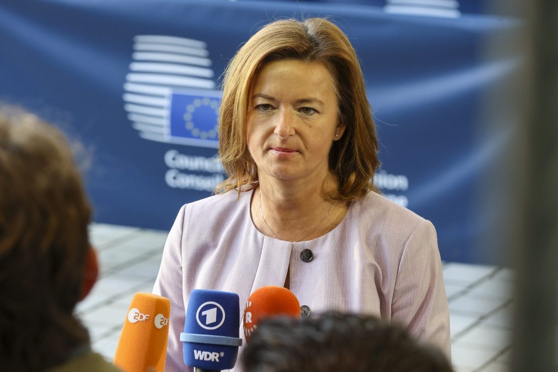 Poslanci danes o interpelaciji ministrice Fajon