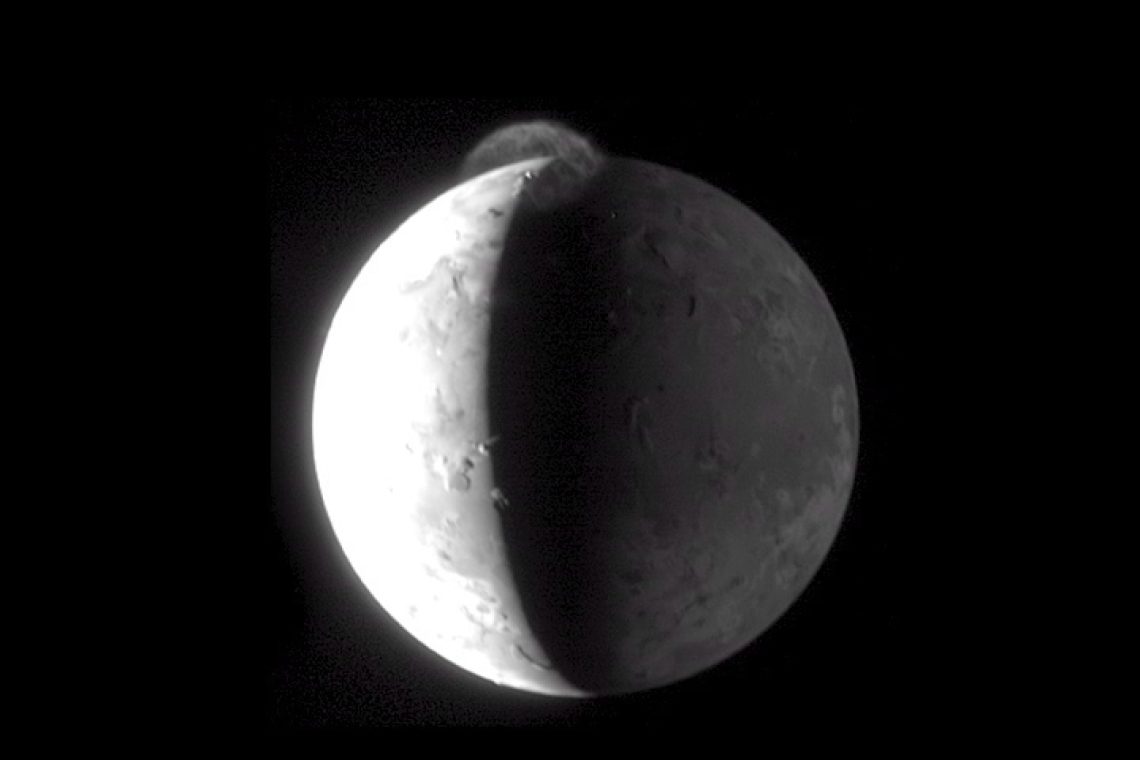 14. julij: po devetih letih potovanja vesoljska sonda New Horizons doseže planet Pluton