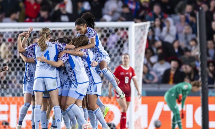 Španke prepričljivo kot prve v četrtfinale SP
