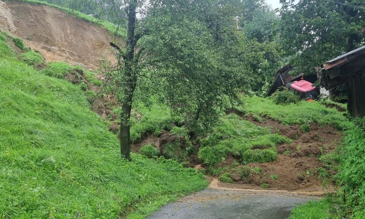 Na Gorenjskem po ujmi zabeležili prek 200 plazov