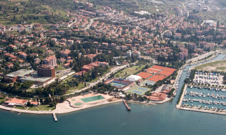 V Portorožu avto v morje, dve smrtni žrtvi