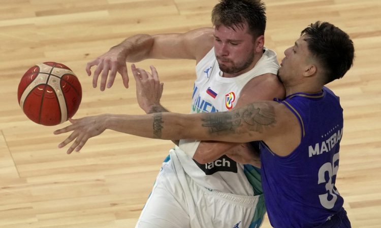 Luka Dončić kapetansko in z rekordom začel svojo pot na SP