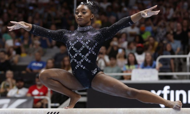 Biles po vrnitvi do osmega naslova v mnogoboju