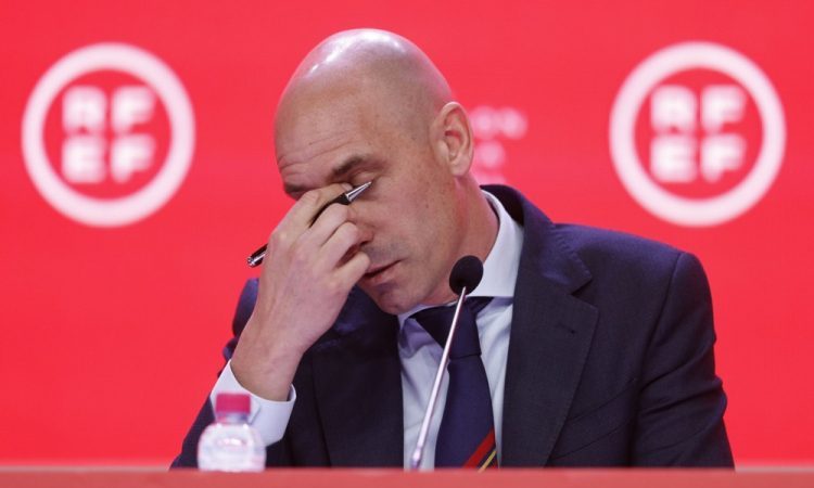 Rubiales brez plače in drugih ugodnosti