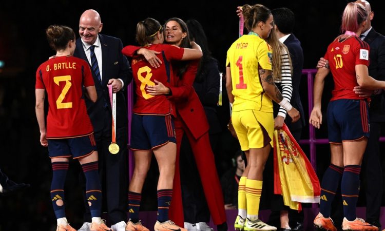 Na afero s poljubom se je odzval tudi predsednik Fife Infantino