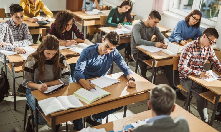 Za okoli 275.700 učencev in dijakov se začenja šola