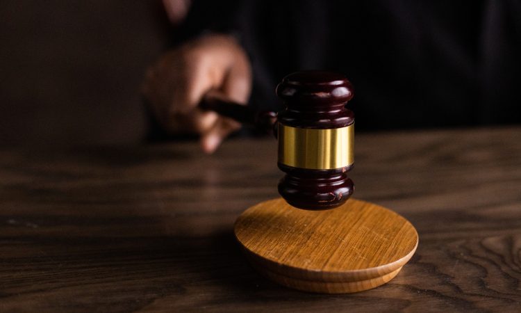 Odgovornemu za poškodbe šestih mladih na kolesarski zaletni rampi pri Ribnici pogojna zaporna kazen