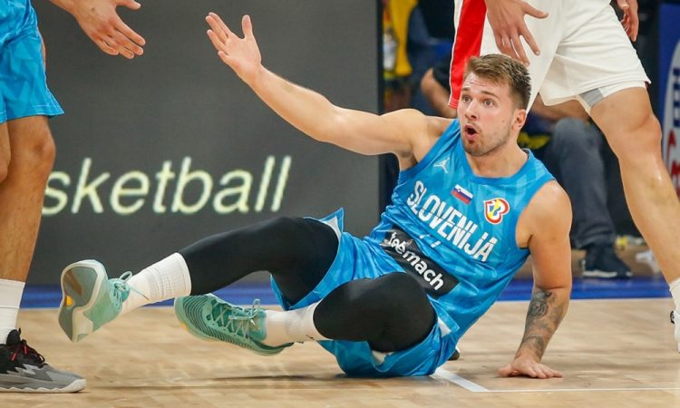 Košarkarji Slovenije v četrtfinalu SP izgubili proti Kanadi s 100:89